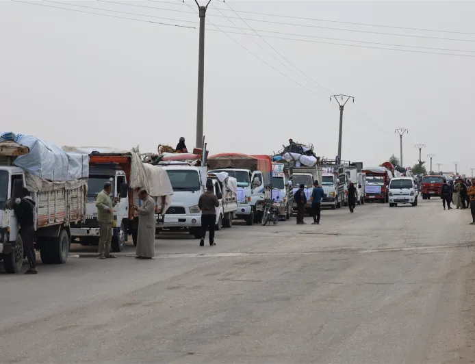 El quinto convoy de personas desplazadas de Serêkaniyê, Tel Tamr y Zirgan regresa a sus áreas