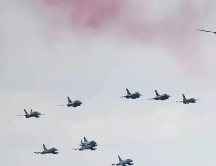 Aviones de combate franceses y británicos realizan un ejercicio conjunto