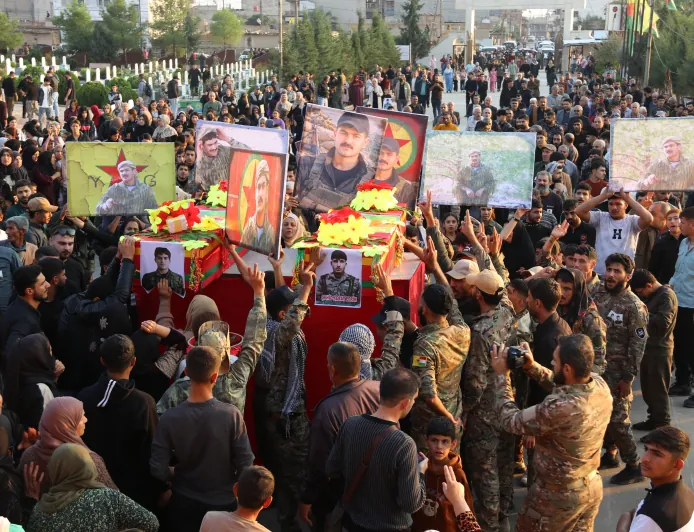 Qamishlo despide a dos combatientes de su brigada