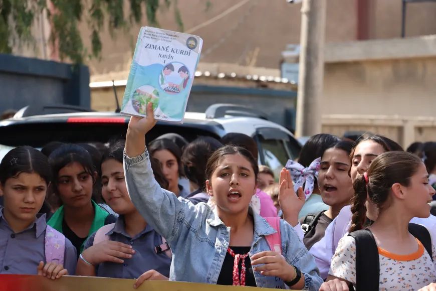 Estudiantes de Girkê Legê, Rimêlan y Qamişlo protestan en defensa de la educación en kurdo