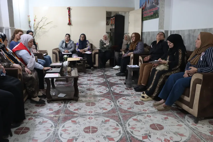 Kongra Star y la Media Luna Roja Kurda abordan la prevención del cáncer de mama en Qamishlo