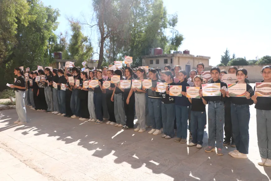 Los estudiantes de al-Darbasiyah protestan por la reducción de la instrucción en kurdo