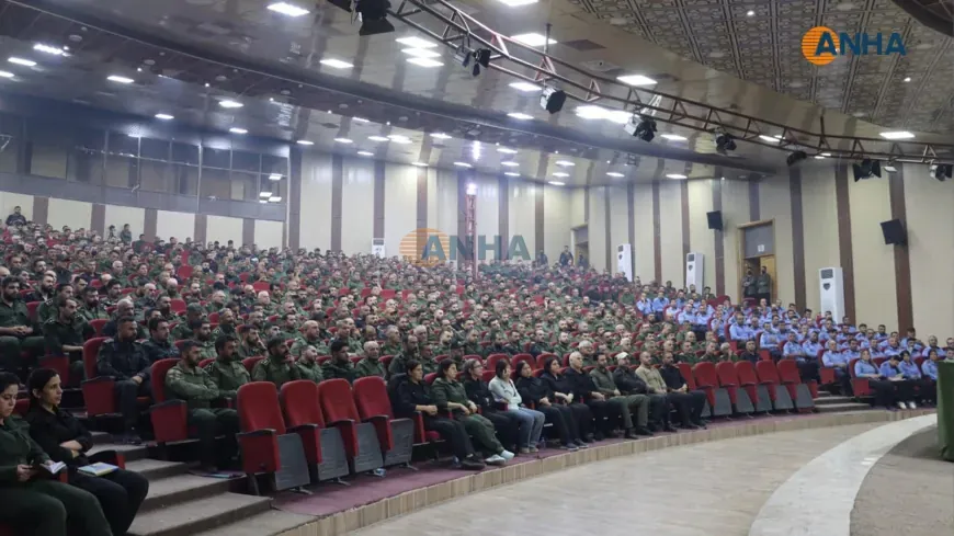 Mazlûm Ebdî se reúne con las Fuerzas de Seguridad de Hasaka