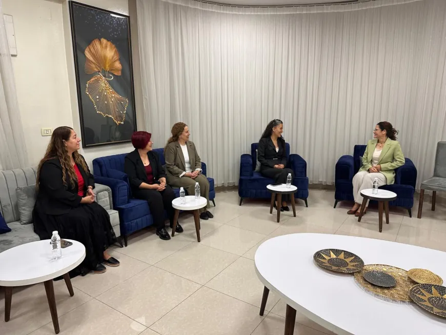 Ilham Ahmed recibe a una delegación de los municipios del norte de Kurdistán