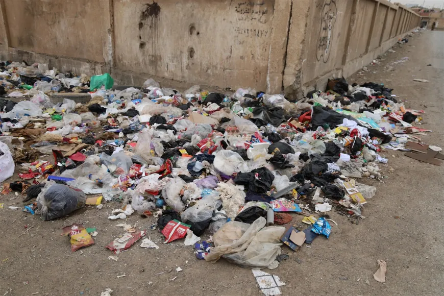 La escasez de combustible y vehículos agrava la acumulación de basura en Hasaka