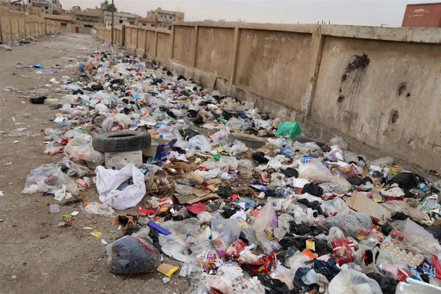 La escasez de combustible y vehículos agrava la acumulación de basura en Hasaka