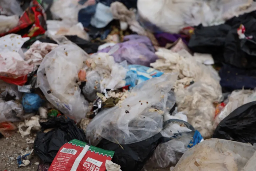 La escasez de combustible y vehículos agrava la acumulación de basura en Hasaka