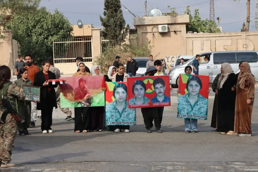 La ceremonia de conmemoración de los mártires comienza en Kobani con una participación pública masiva