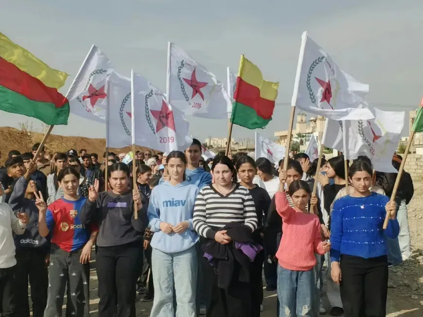 Estudiantes, jóvenes y habitantes de Zirgan reclaman el reconocimiento constitucional de la lengua kurda