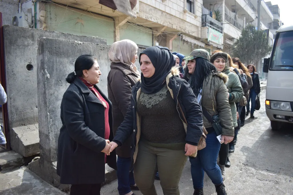 Şandeya jinên Kurdistanê serdana Minbicê dike