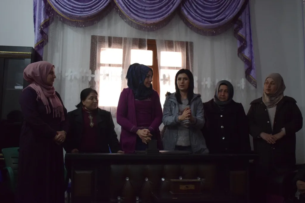Şandeya jinên Kurdistanê serdana Minbicê dike