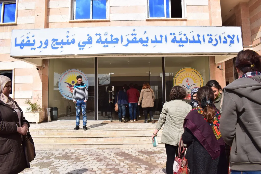 Şandeya jinên Kurdistanê serdana Minbicê dike