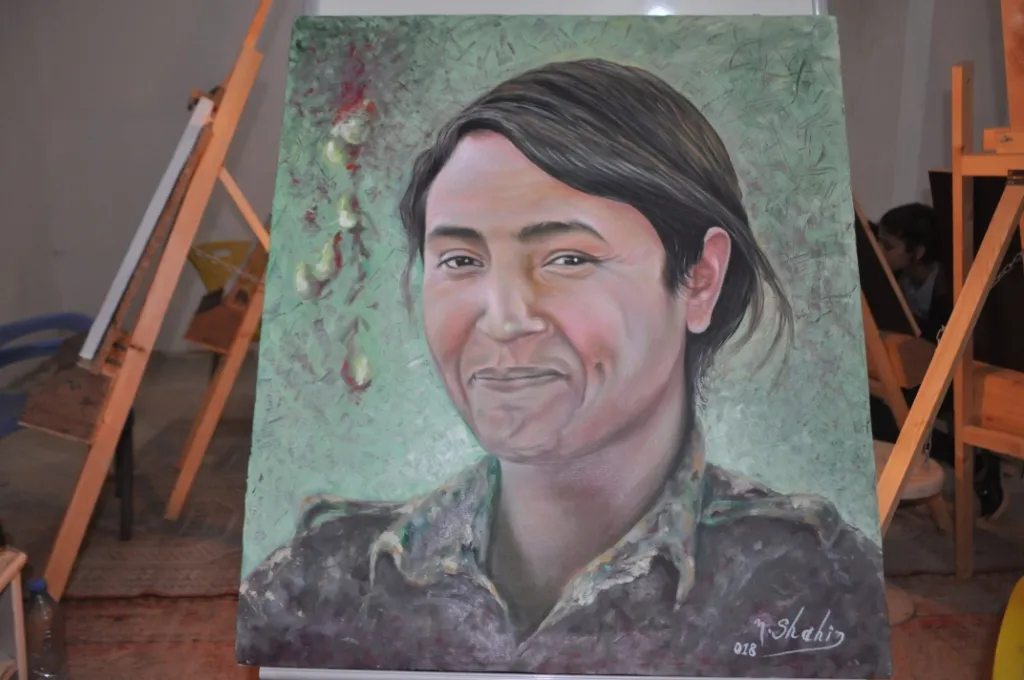 Bi xêzkirina wêneyê şehîd Barîn piştgirî da berxwedana Efrînê
