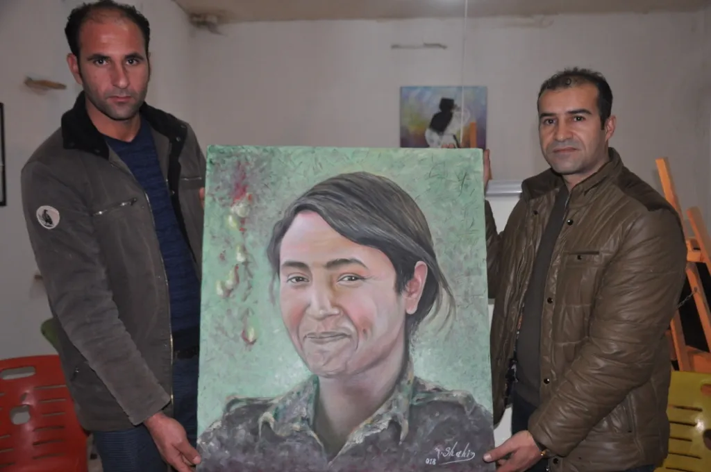 Bi xêzkirina wêneyê şehîd Barîn piştgirî da berxwedana Efrînê