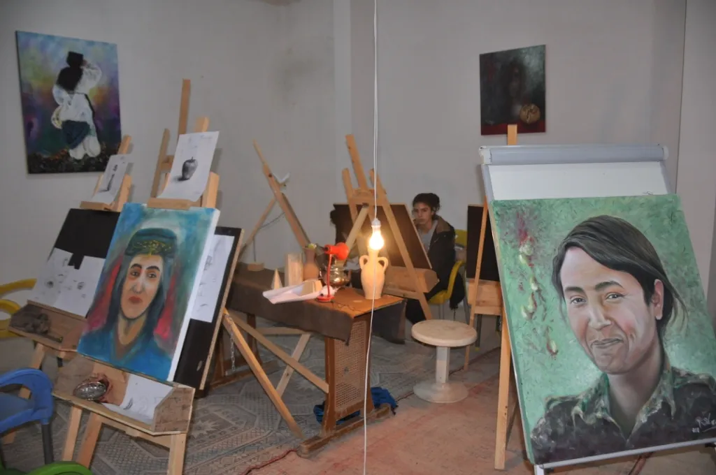 Bi xêzkirina wêneyê şehîd Barîn piştgirî da berxwedana Efrînê