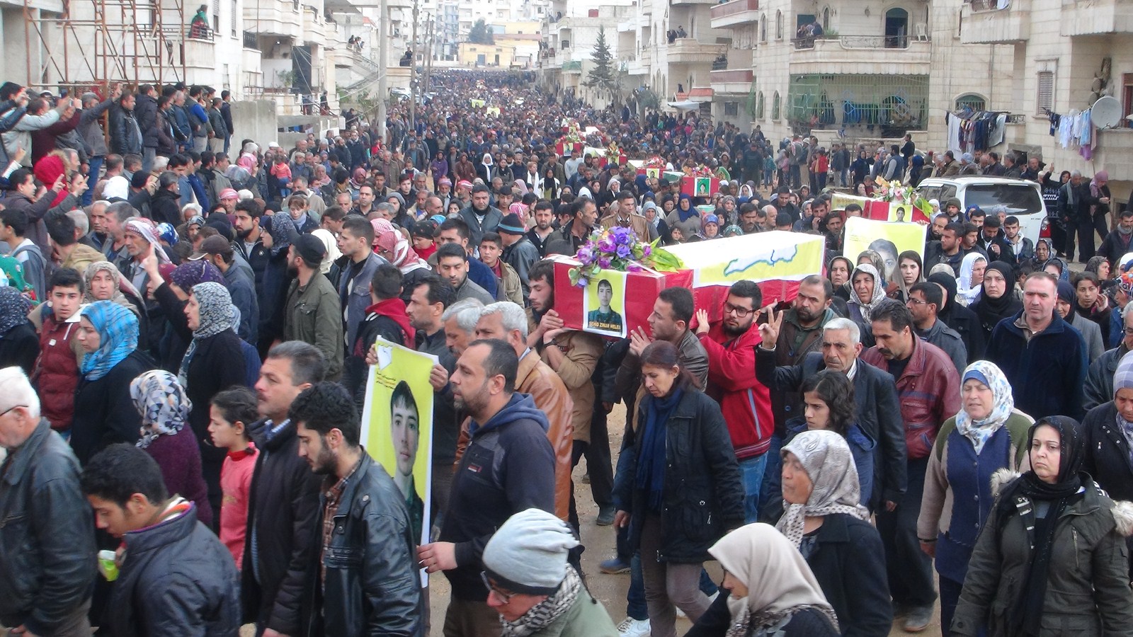 Efrînê bi merasîmeke bi heybet şehîdên xwe oxir kirin