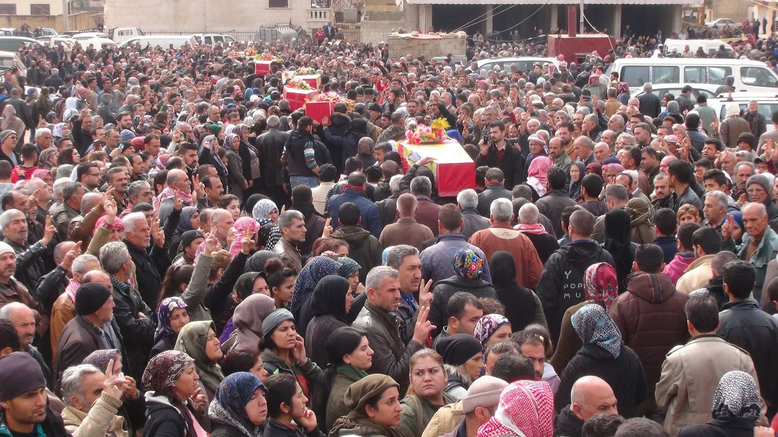 Efrînê bi merasîmeke bi heybet şehîdên xwe oxir kirin