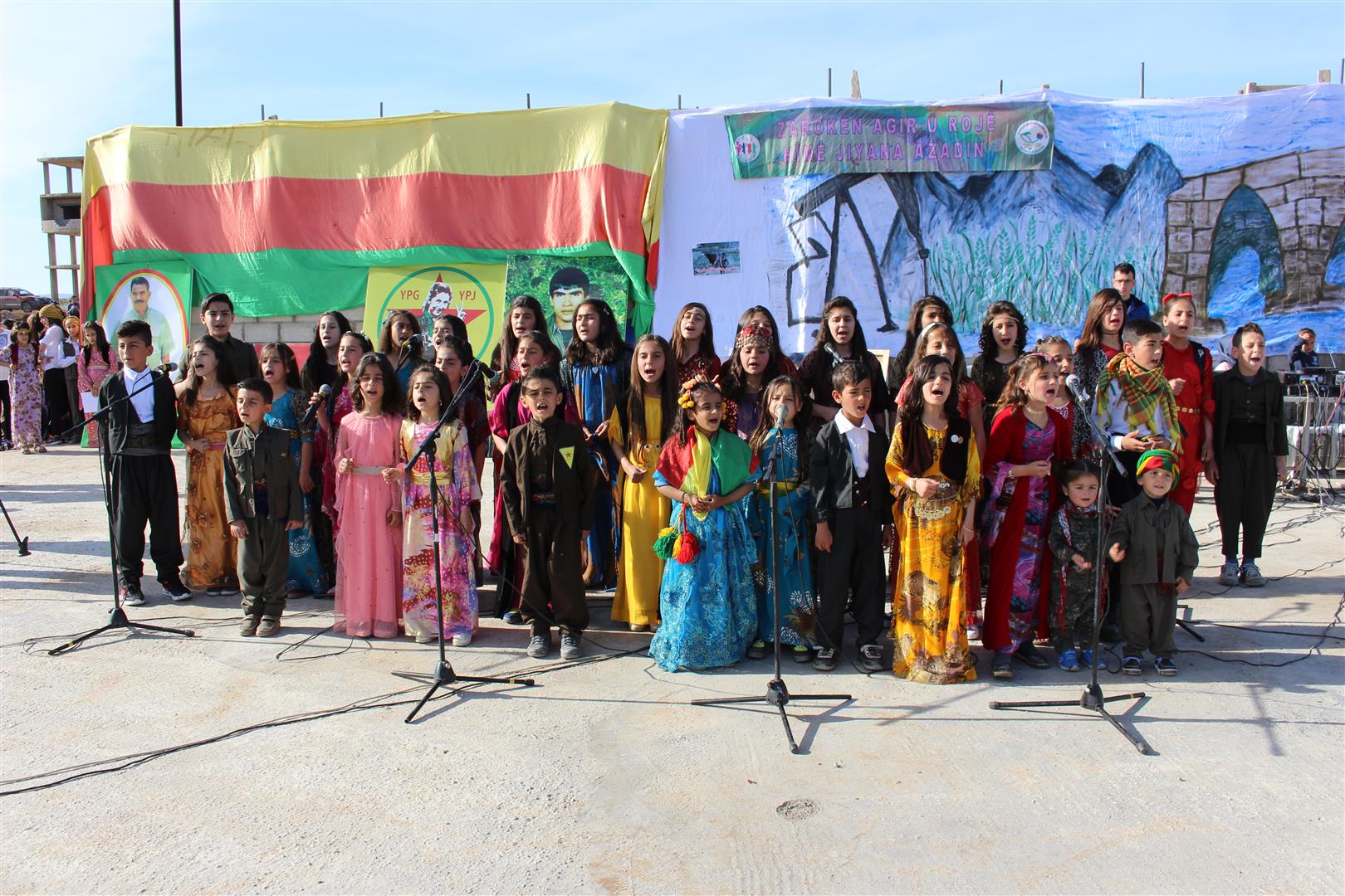 Zarokên Dêrikê cejna Newrozê pîroz kirin