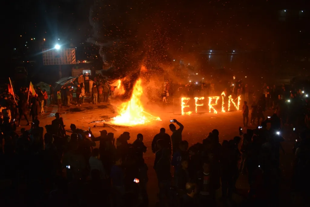 Ciwanên Kobanê navê ʺEfrînʺ bi agirê Newrozê pêxistin
