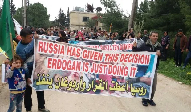 Gelê Efrînê di bin topan de li Cindirêsê meşiyan