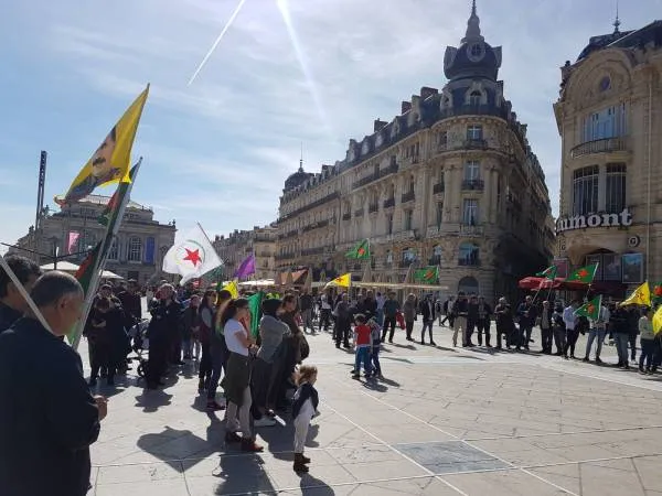 Kurdistaniyan li Fransayê tecrîda li ser Ocalan û dagirkirina Efrînê şemezar kirin