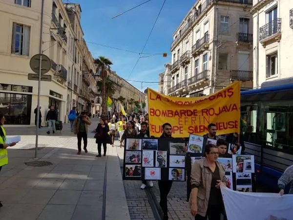 Kurdistaniyan li Fransayê tecrîda li ser Ocalan û dagirkirina Efrînê şemezar kirin