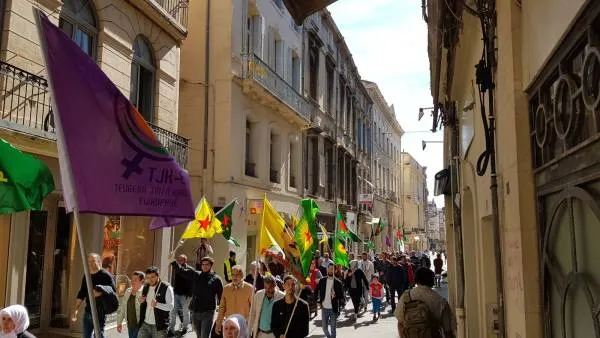 Kurdistaniyan li Fransayê tecrîda li ser Ocalan û dagirkirina Efrînê şemezar kirin