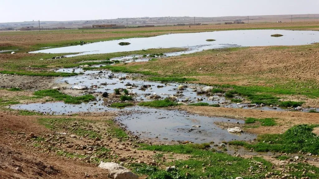 Welatî û koçber ji ber gola kenalizyonê gazinc dikin