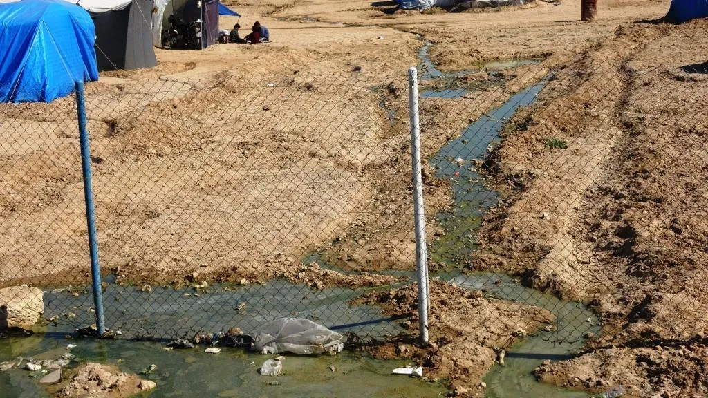 Welatî û koçber ji ber gola kenalizyonê gazinc dikin