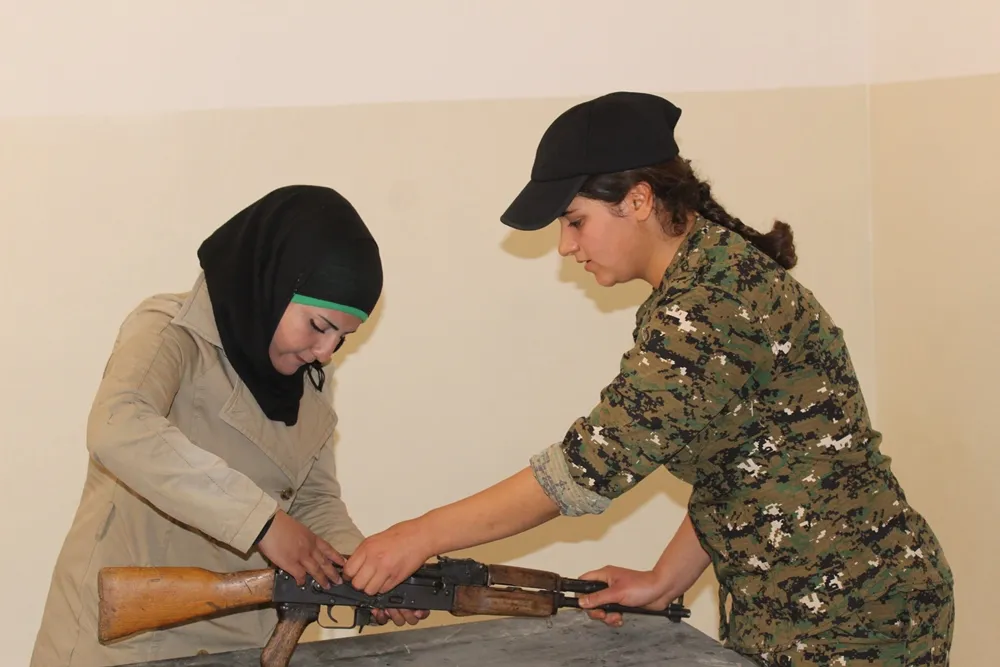 Ji bo parastinê, jinên ciwan ên Tebqayê xwe perwerde dikin