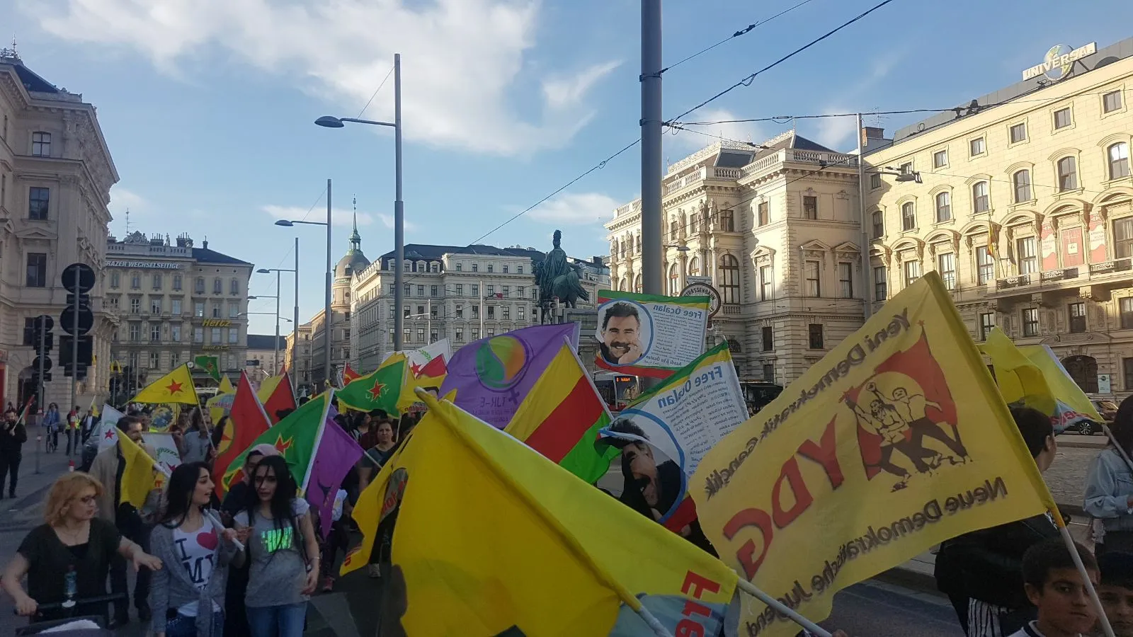 Kurdên li Viyenayê ji bo Efrînê daketin qadan