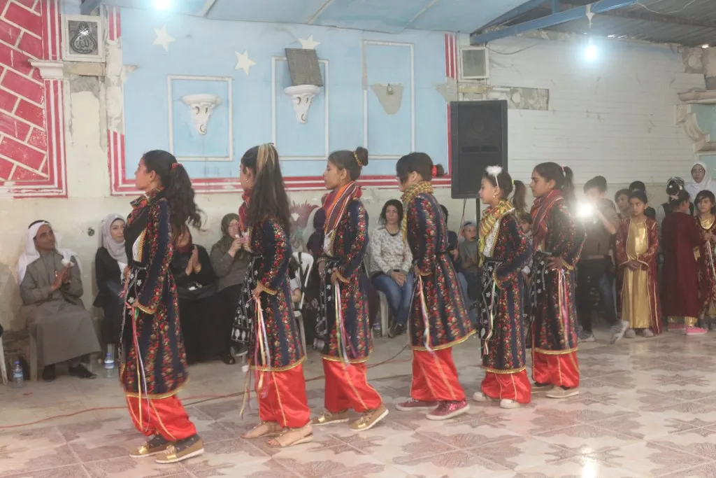 Zarokên şehîdên Minbicê hatin xelatkirin