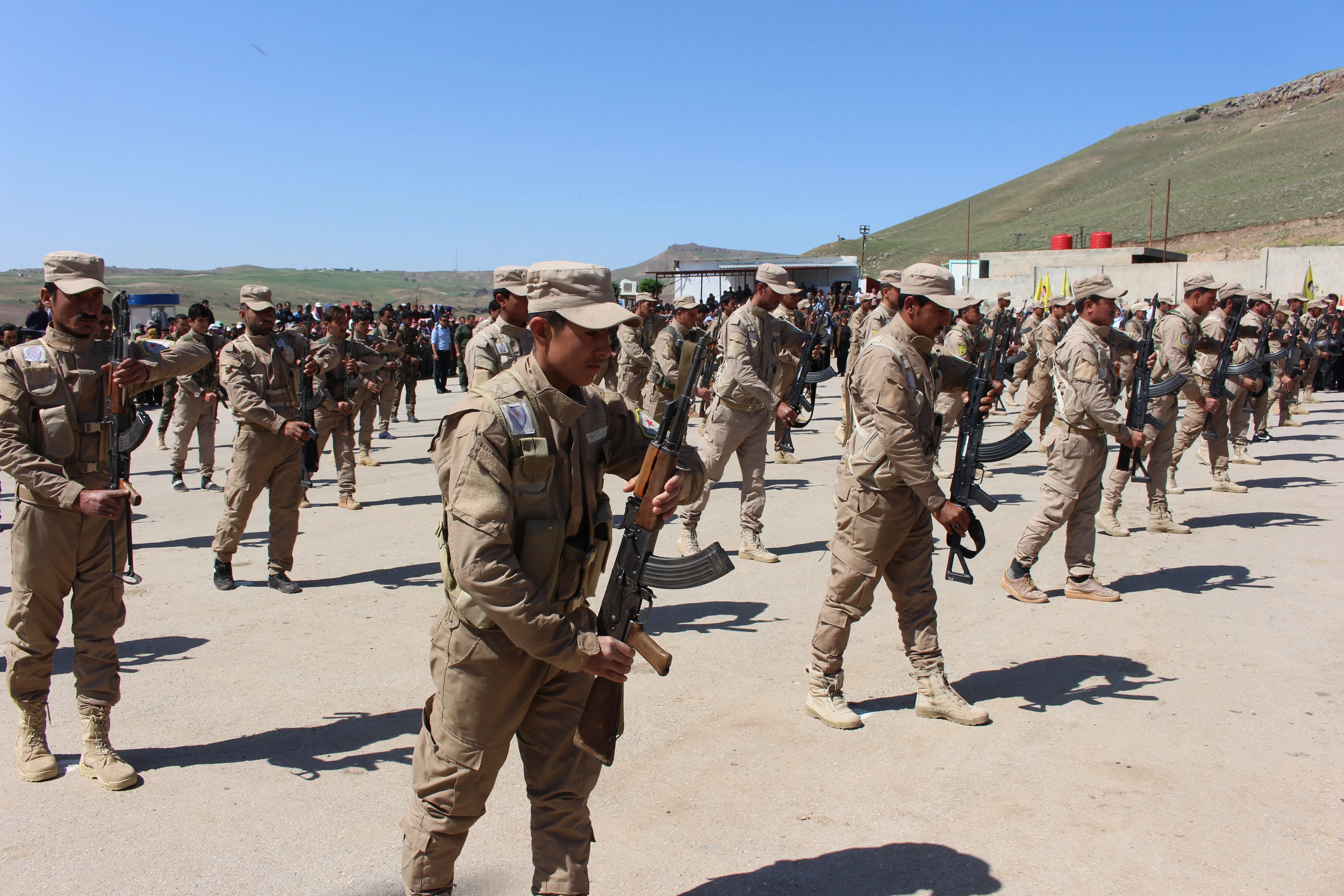Cenazeyê şervanê Amerîkî Klebs bi merasîmeke girseyî ber bi Başûrê ve hate oxirkirin