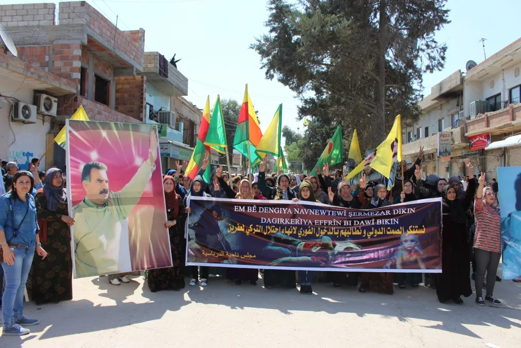 Gelê Dirbêsiyê li dijî dagirkeriyê meşiyan