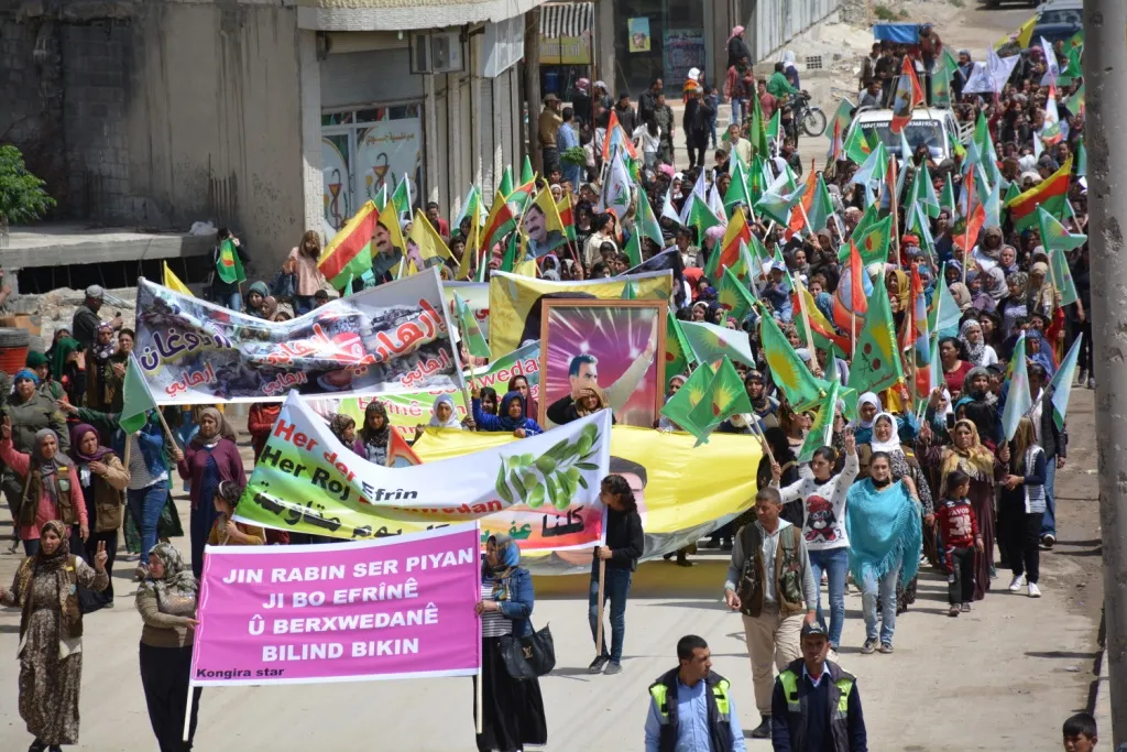 Jinên Kobanê li dijî dagirkeriyê û tecrîdê daketin qadan