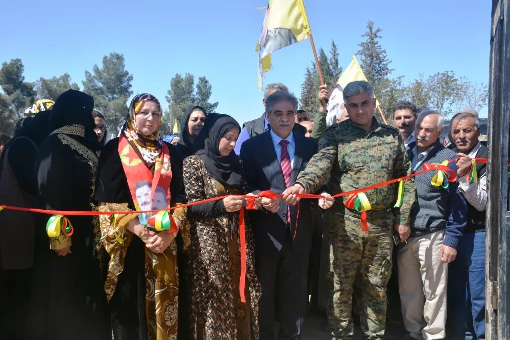 Şêniyên bajarê Qamişlo li gundê Hîmo şahî lidar xistin.