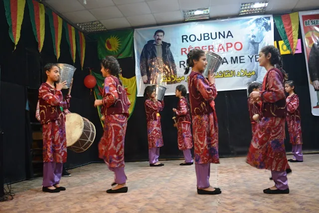 Şêniyên bajarê Qamişlo li gundê Hîmo şahî lidar xistin.