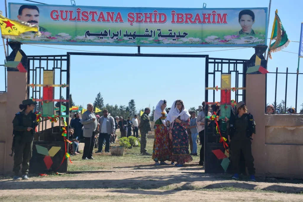 Şêniyên bajarê Qamişlo li gundê Hîmo şahî lidar xistin.