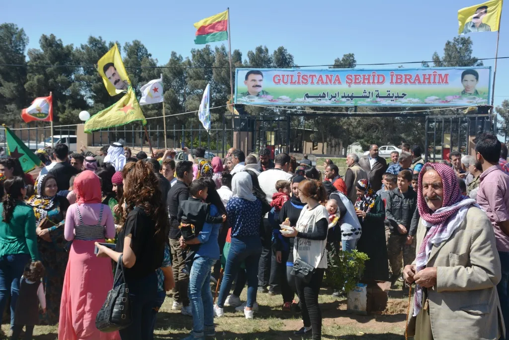 Şêniyên bajarê Qamişlo li gundê Hîmo şahî lidar xistin.