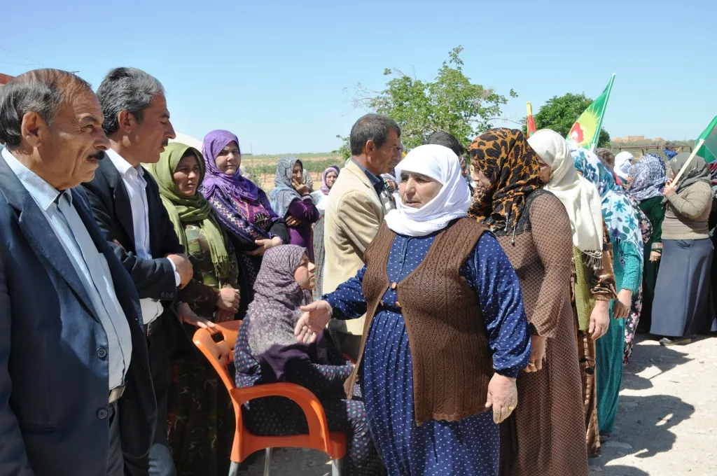 Sersaxî ji malbatên du şehîdan re hate xwestin
