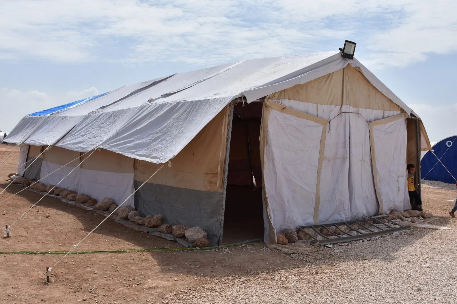 Tevî derfetên kêm xizmeta gelê Efrînê dikin