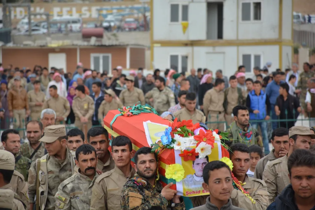 Şêniyên Kobanê Cenazeyê şehîd Elaeldîn spartin axê