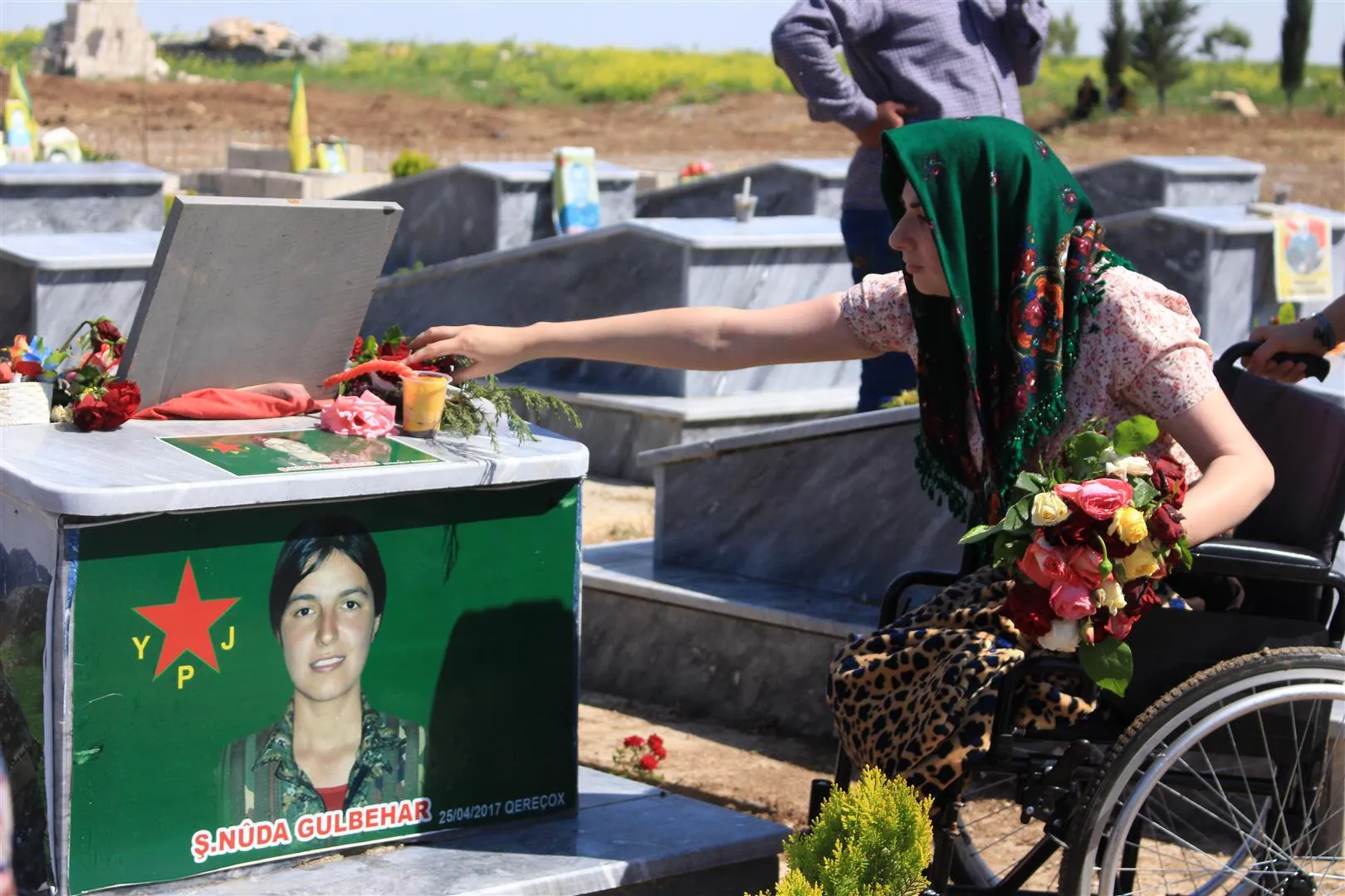 Gelê Cizîrê û Şengalê gorên şehîdan bi kulîlkan xemilandin