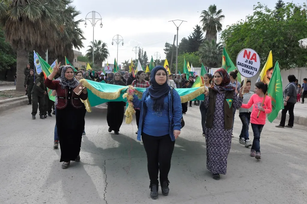 Jinên Serêkaniyê ji bo Efrînê meşiyan