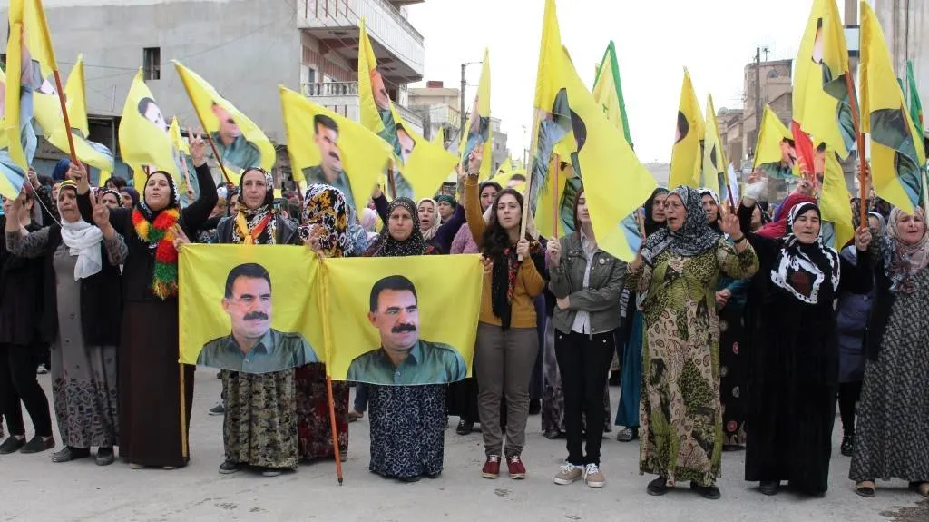 Şêniyên Qamişlo ji bo Berxwedana Serdemê û Ocalan meşiyan