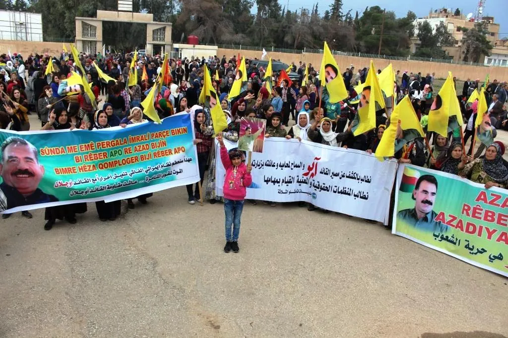 Şêniyên Qamişlo ji bo Berxwedana Serdemê û Ocalan meşiyan