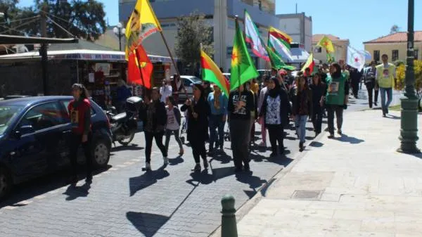 Endamên TJK-E li Atînayê rojbûna Ocalan pîroz kirin