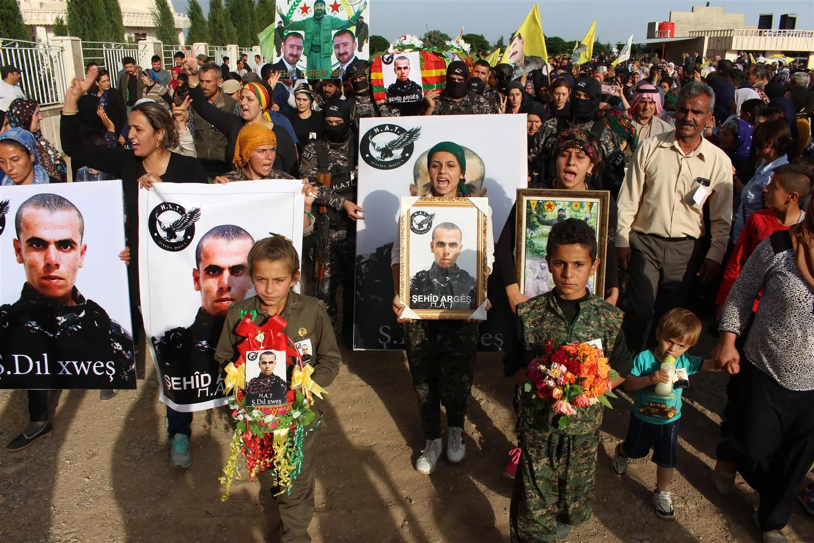 Cenazeyê endamê HATʹê ji aliyê bi hezaran ve hat oxirkirin