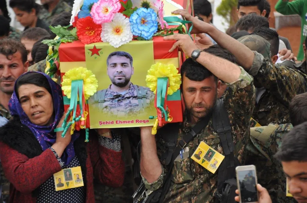Gelê Kobanê cenazeyê şehîd Ehmed Reqa oxir kirin