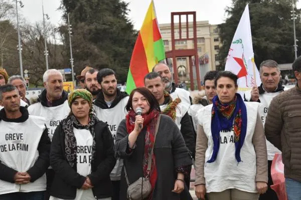 Tevgera Jinên Kurd Greva li pêşiya NY dewr girt